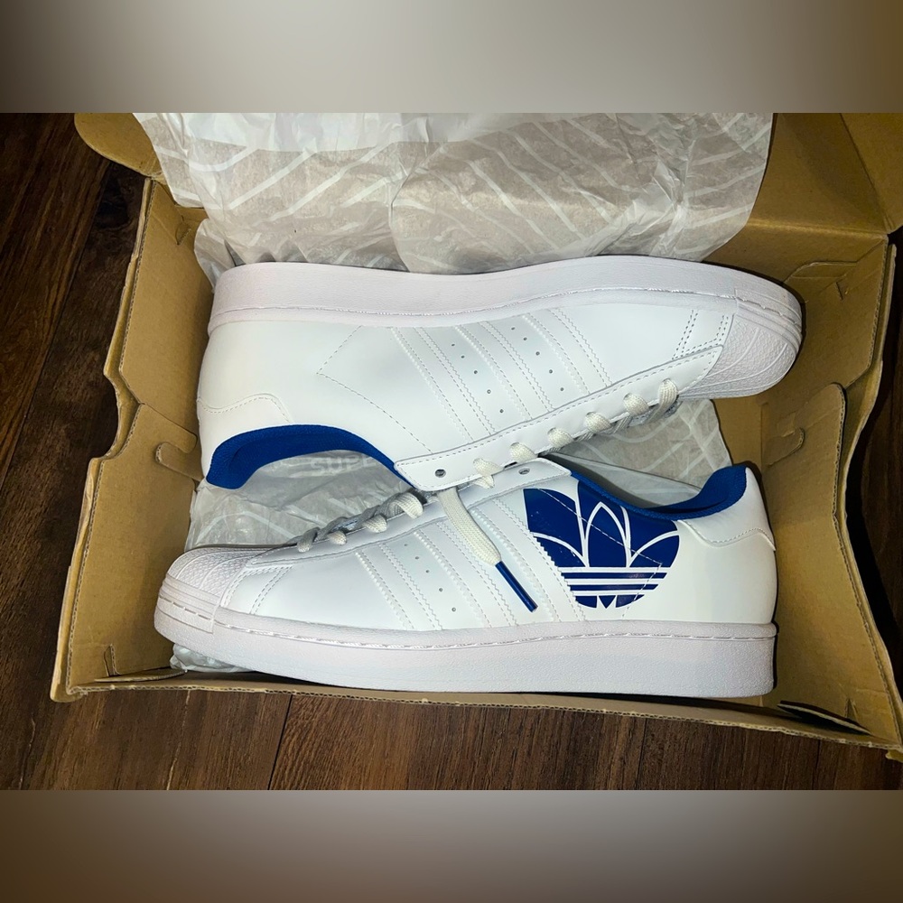 NEW In The Box Men’s Size 10.5 Adidas Royal Blue Superstar Trefoil Print Shoes.